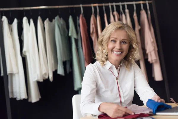 Businesswoman choosing fabric samplers — Stock Photo