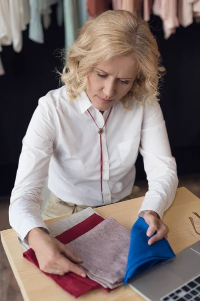 Businesswoman choosing fabric samplers — Stock Photo