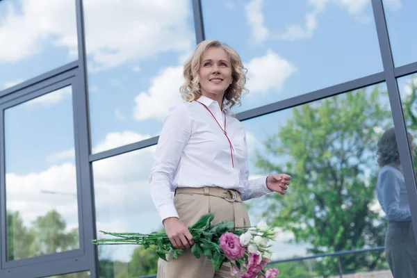 Donna con mazzo di fiori — Foto stock