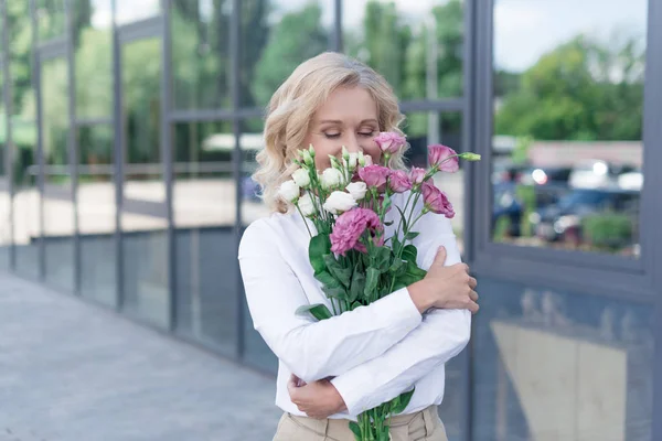 Woman with bouquet of flowers — Stock Photo