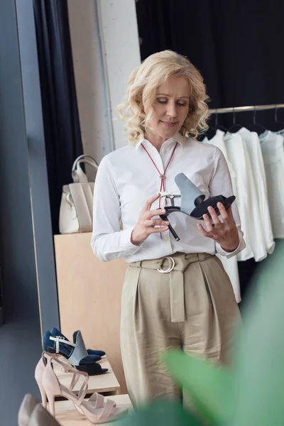 Donna elegante che sceglie scarpe — Foto stock