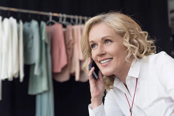 Woman talking on smartphone — Stock Photo