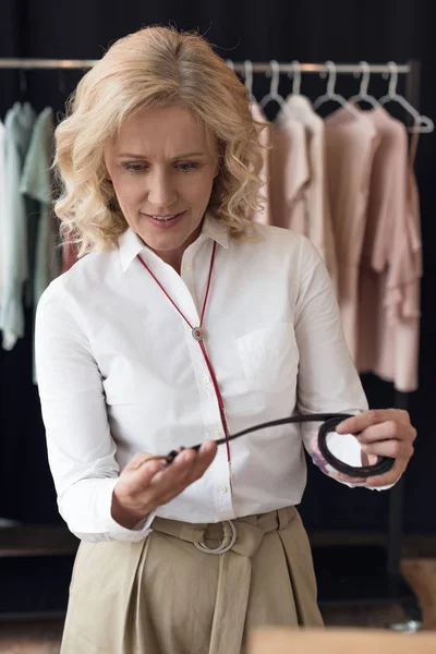 Mulher compras em boutique de roupas — Fotografia de Stock