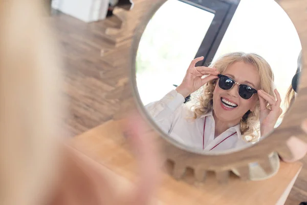 Frau kauft in Bekleidungsboutique ein — Stockfoto