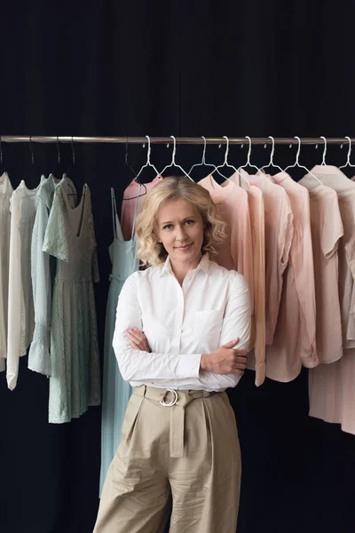 Donna alla moda nel negozio di abbigliamento — Foto stock