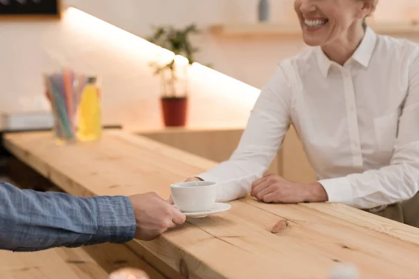 Barista gibt der Frau Befehl — Stockfoto