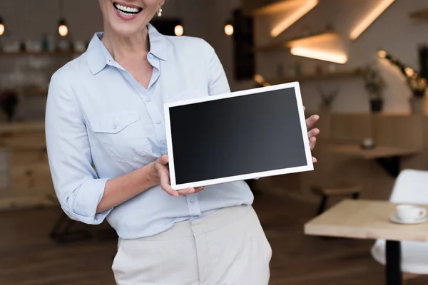 Ladenbesitzer mit Tafel — Stockfoto