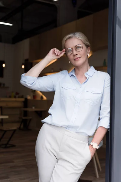 Femme chère dans les lunettes — Photo de stock