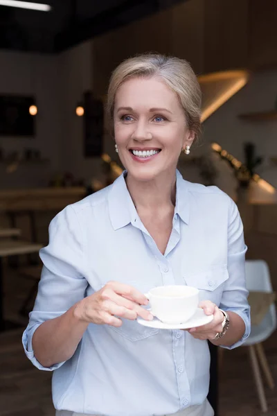 Madura mujer bebiendo café - foto de stock