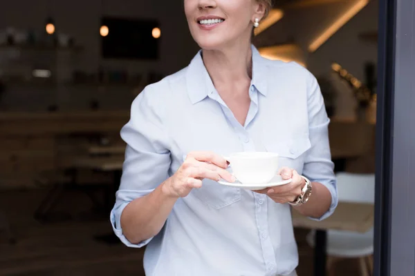 Madura mujer bebiendo café - foto de stock