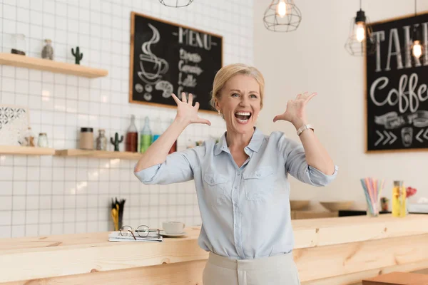 Aufgeregte Geschäftsfrau im Café — Stockfoto