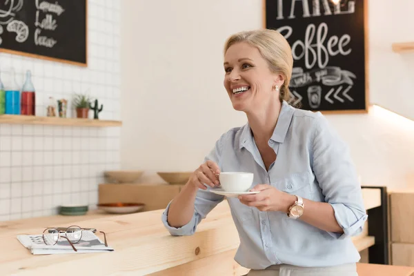 Donna matura bere caffè — Foto stock