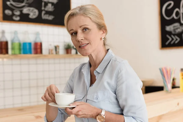 Reife Frau trinkt Kaffee — Stockfoto