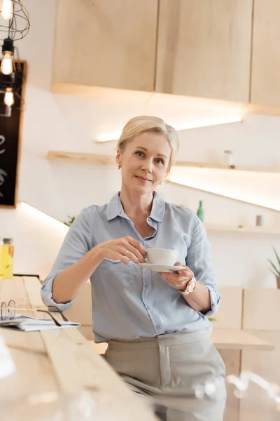 Reife Frau trinkt Kaffee — Stockfoto