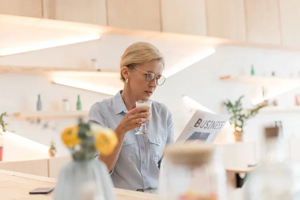 Businesswoman reading newspaper — Stock Photo