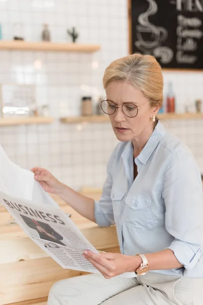 Businesswoman reading newspaper — Stock Photo