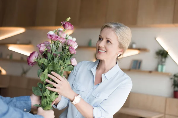 Donna matura con fiori — Foto stock