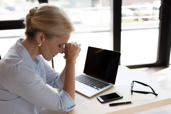 Mujer de negocios madura molesto - foto de stock