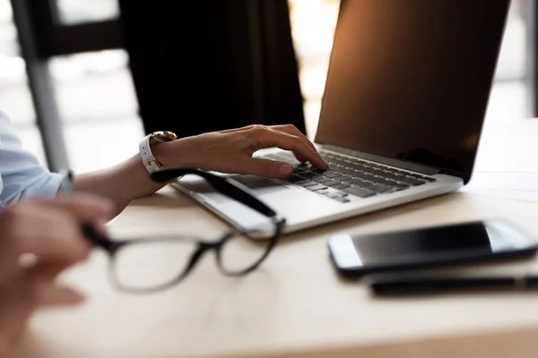 Donna utilizzando il computer portatile — Foto stock