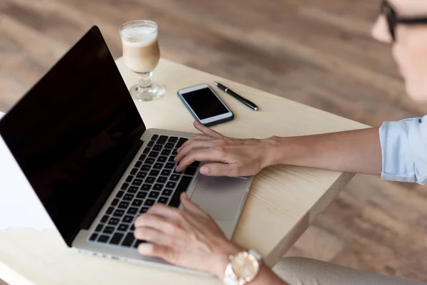 Frau benutzt Laptop — Stockfoto