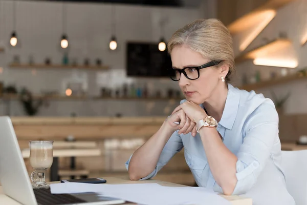 Businesswoman working in cafe — Stock Photo