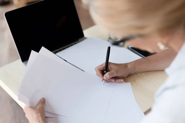 Businesswoman working with papers — Stock Photo