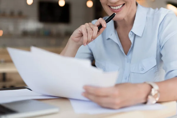 Empresaria trabajando con papeles - foto de stock