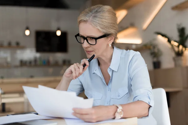 Geschäftsfrau arbeitet mit Papieren — Stockfoto