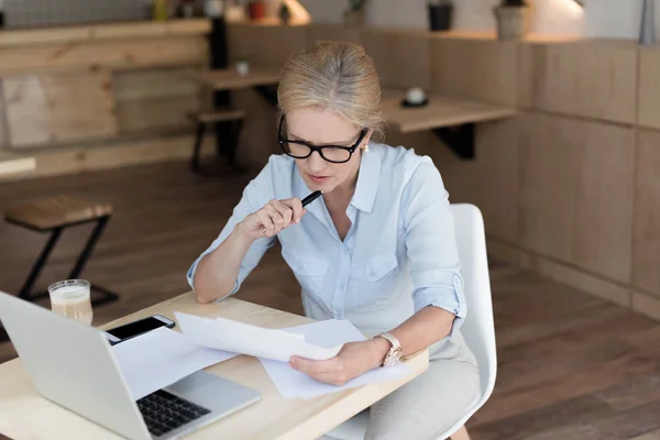 Businesswoman working in cafe — Stock Photo