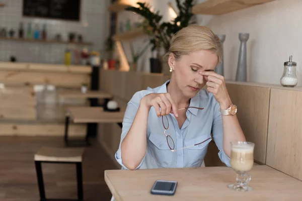 Stressé femme mûre — Photo de stock