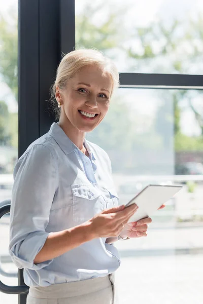 Reife Frau mit digitalem Tablet — Stockfoto