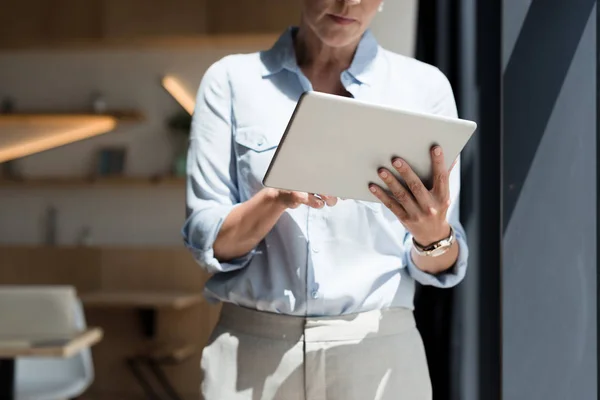 Mujer madura con tableta digital - foto de stock