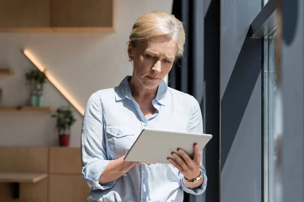 Mature woman with digital tablet — Stock Photo