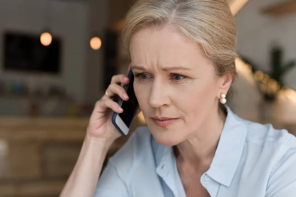 Mature woman  with smartphone — Stock Photo