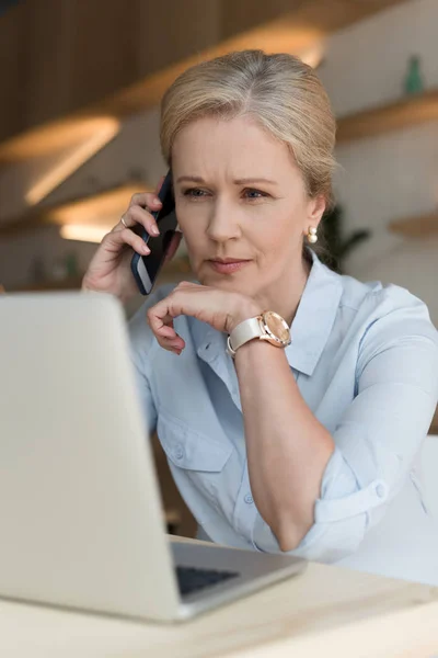 Woman with smartphone and laptop — Stock Photo