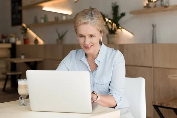 Mulher com laptop trabalhando no café — Fotografia de Stock