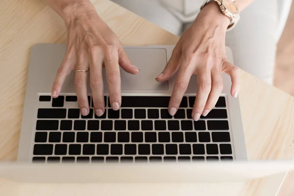 Femme tapant sur ordinateur portable — Photo de stock