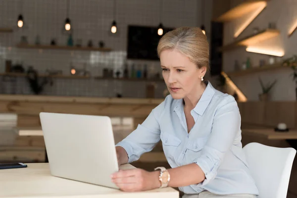 Geschäftsfrau mit Laptop im Café — Stockfoto