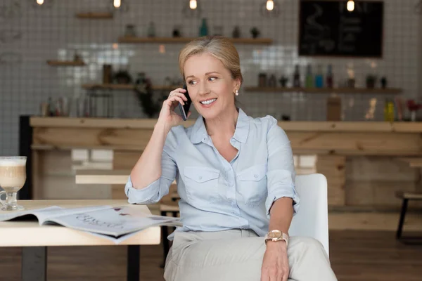 Reife Frau spricht auf dem Smartphone — Stockfoto