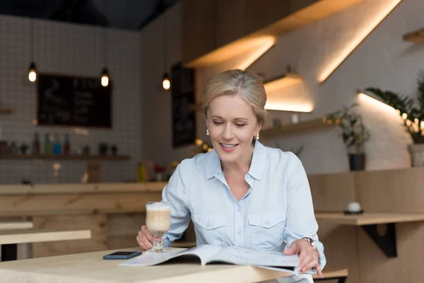 Donna che beve caffè al caffè — Foto stock