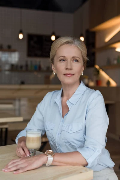 Mujer tomando café en la cafetería - foto de stock