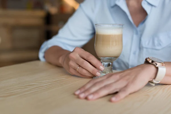 Mujer tomando café en la cafetería - foto de stock