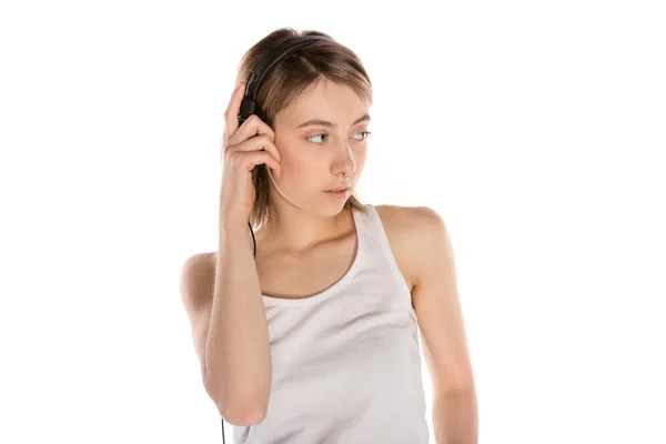 Стильна дівчина в навушниках — стокове фото