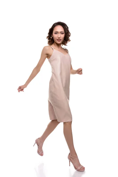 Asiatique fille en robe de marche — Photo de stock