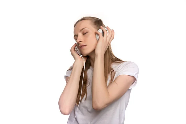 Mujer joven en auriculares - foto de stock