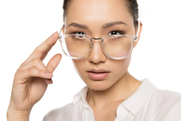 Femme asiatique dans les lunettes — Photo de stock
