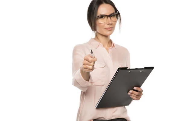 Jeune femme d'affaires avec presse-papiers — Photo de stock