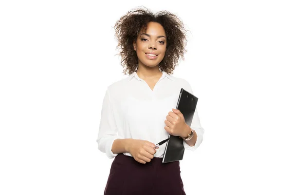 Mujer de negocios afroamericana con portapapeles - foto de stock