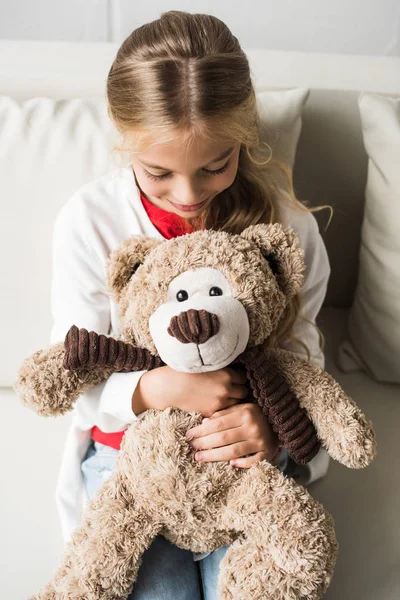 Niño con osito de peluche - foto de stock