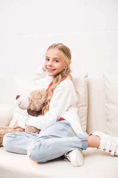 Enfant avec ours en peluche — Photo de stock